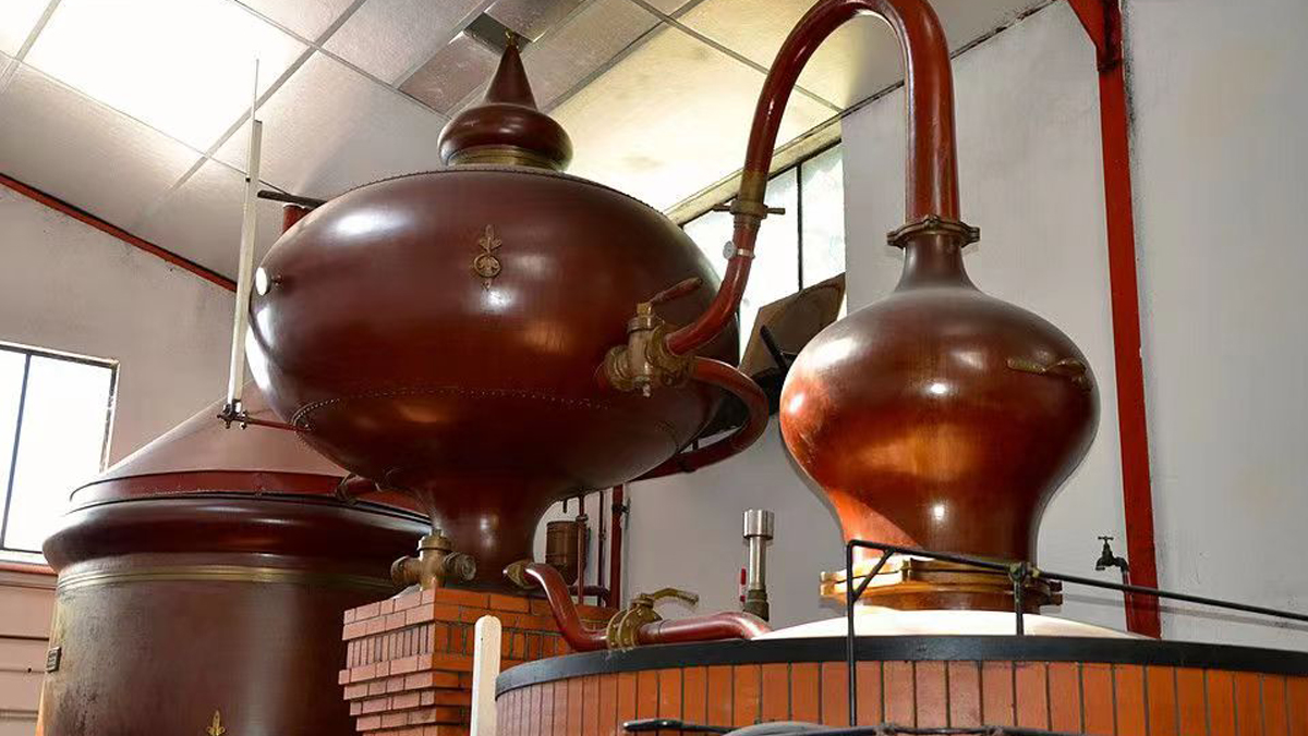 Conventional copper distiller